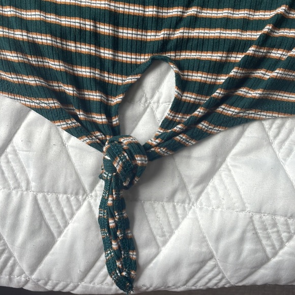 American Eagle semi-cropped Green/Orange/ White shirt. Tie at the bottom. - Picture 4 of 4
